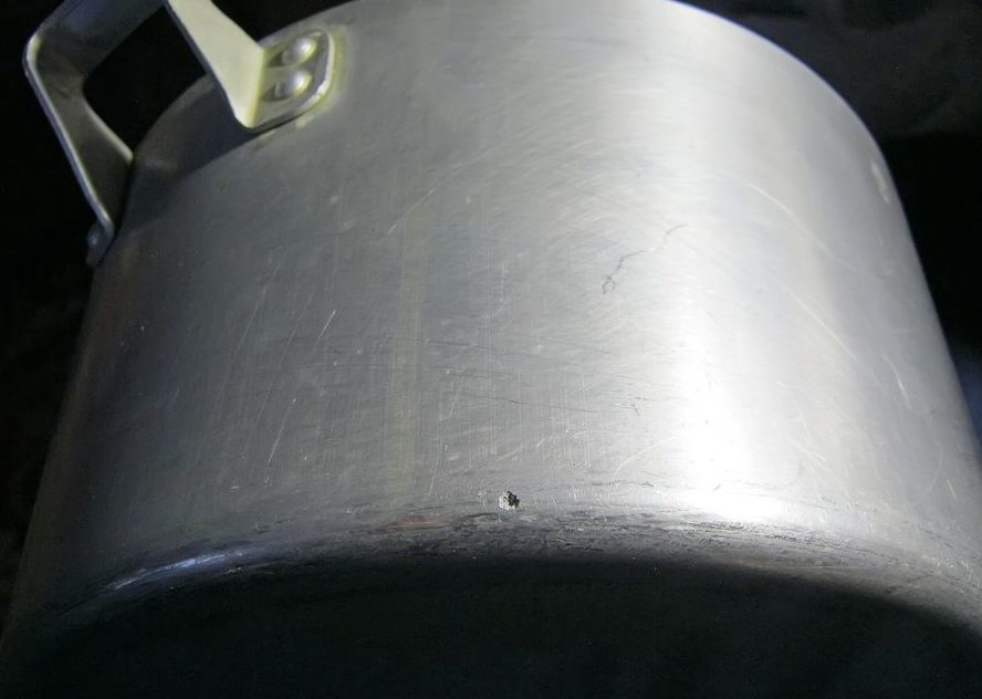 Trou dans la poêle.