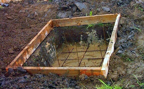 Construction de la fondation.