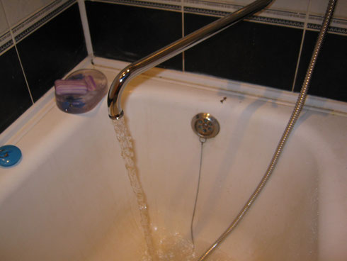 L'eau coule du robinet.