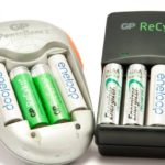 Piles dans le chargeur.