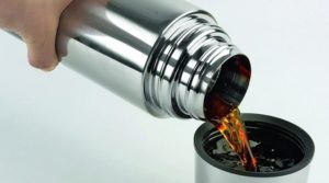 Comment nettoyer rapidement un thermos des dépôts de thé et de café