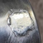 Souder le métal avec de l'étain.