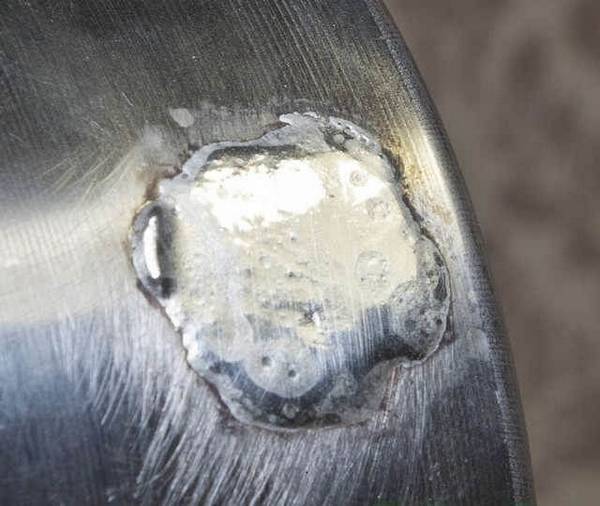 Souder le métal avec de l'étain.