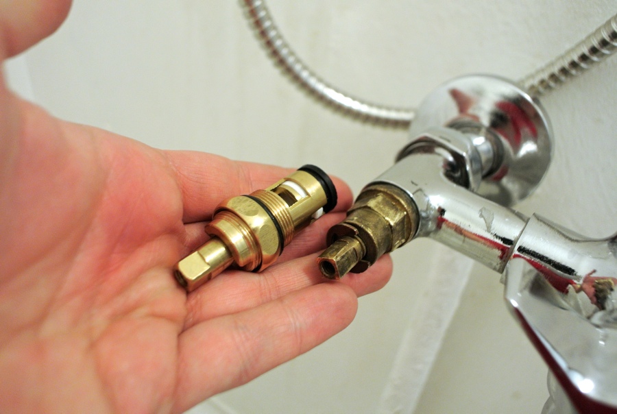 Remplacement de la boîte d'axe du robinet dans le mitigeur.