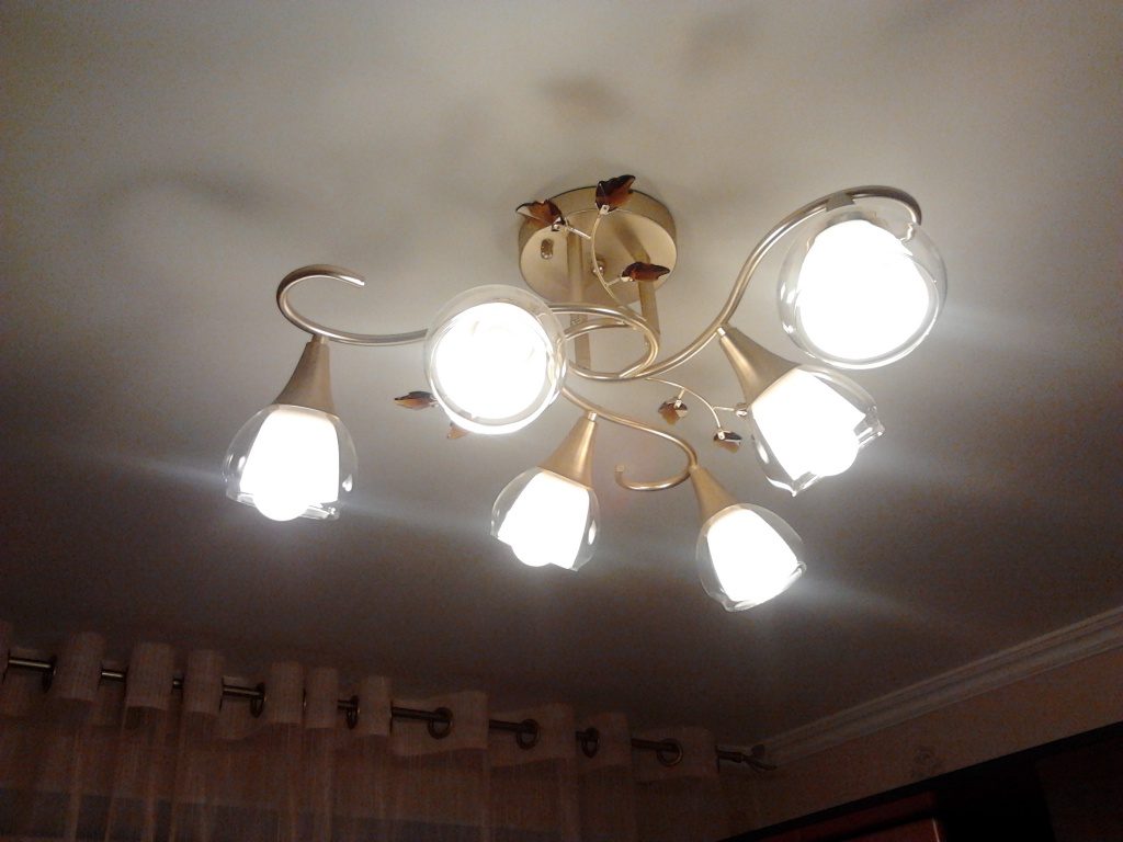Les lampes du lustre clignotent.