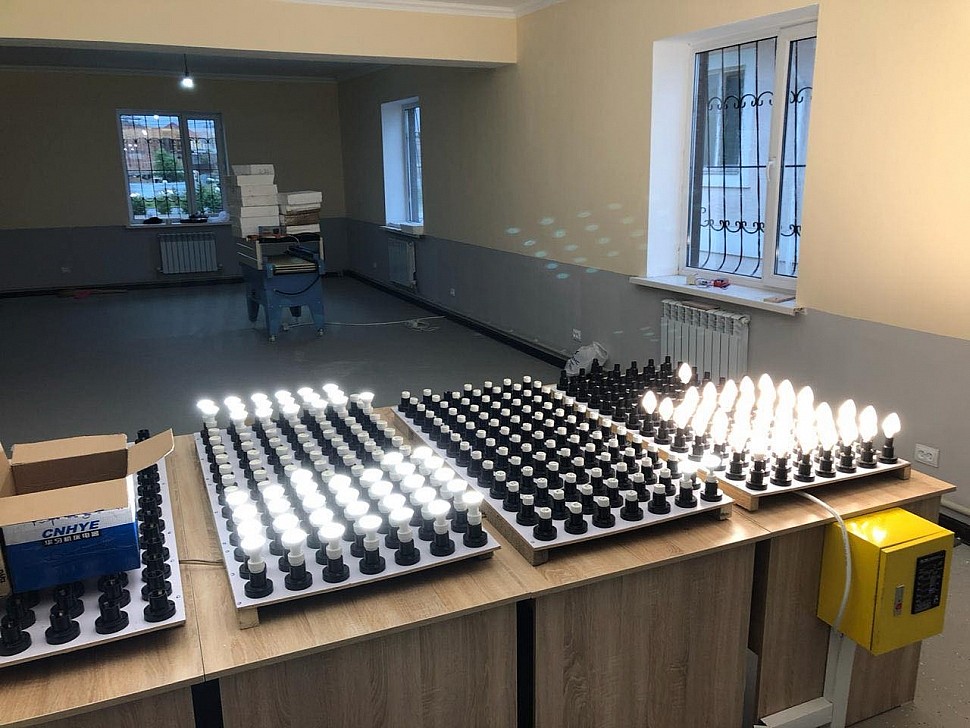 Lampes à économie d'énergie en usine.