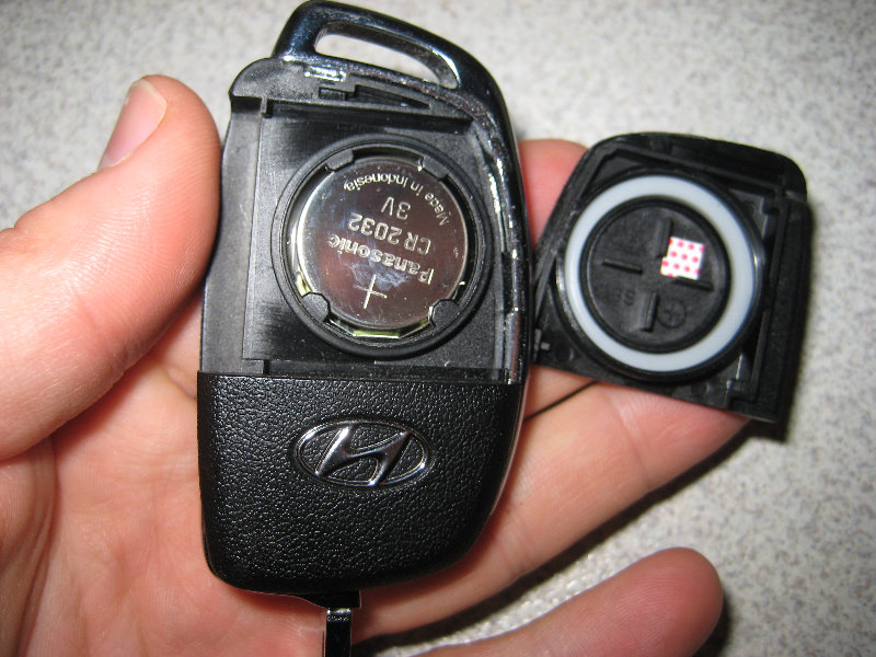 CR2032 dans le porte-clés. 