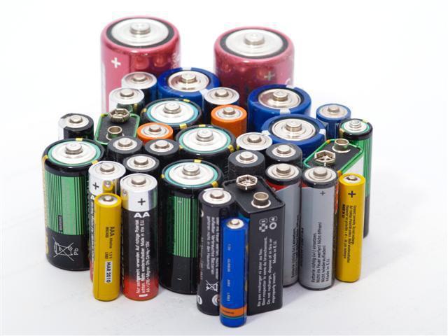 Boîtier de batterie en différents métaux.