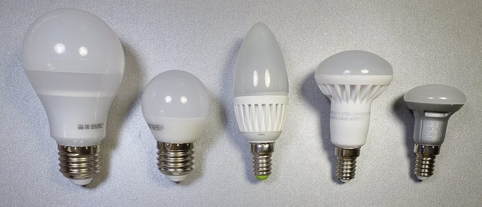 Lampes à économie d'énergie avec différents types de culot.