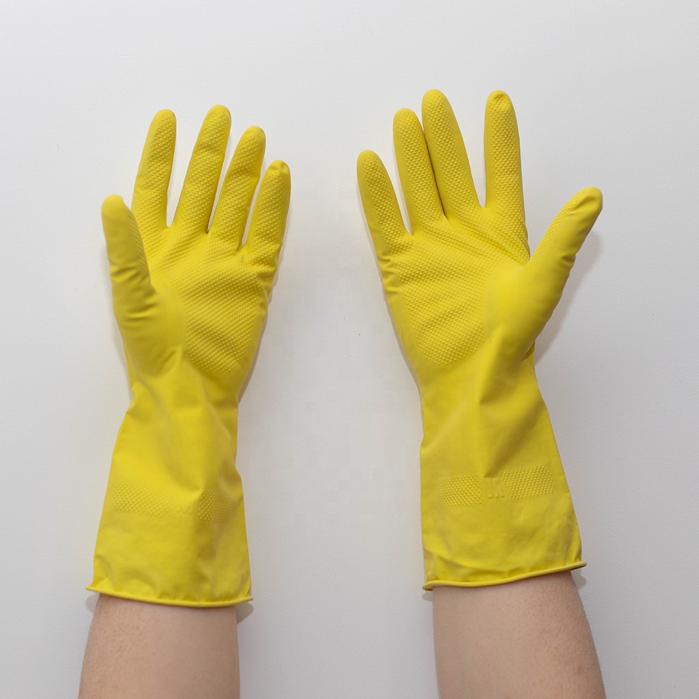 Mains dans des gants.