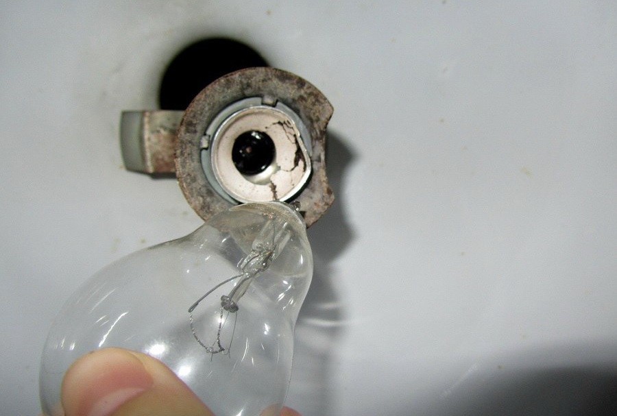 L'ampoule a éclaté.