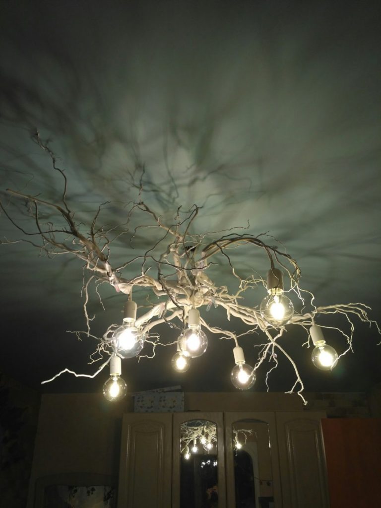 Lustre en bois.