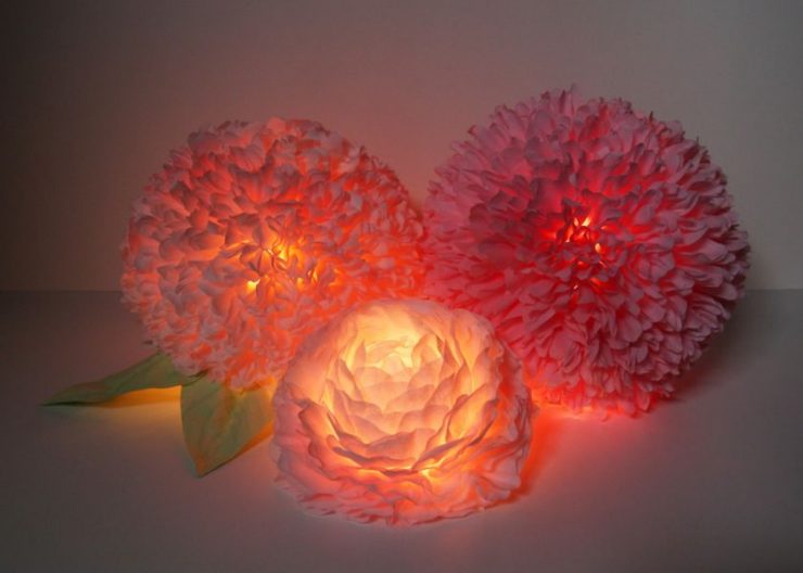 Lustre en forme de fleur.