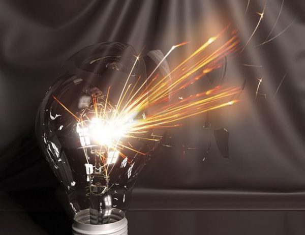 L'ampoule explose.