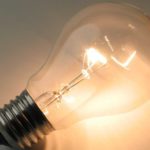 Une lampe à incandescence ordinaire.