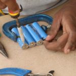 Soudez les fils à la batterie.