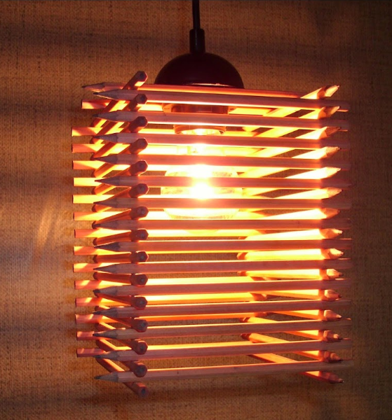 lampe lustre faite de crayons