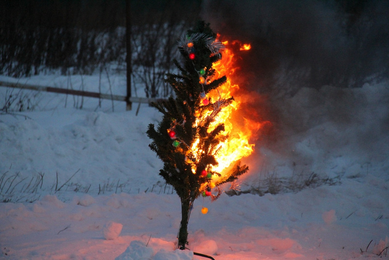 sapin de Noël artificiel en feu