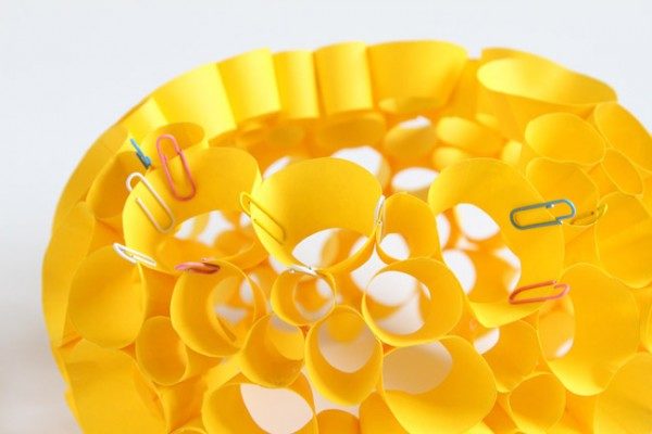 Nous collons les demi-cercles en une seule structure.