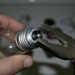 On enlève le contact soudé dans le col du flacon..