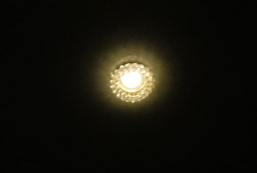 Faible lueur de la lampe LED.