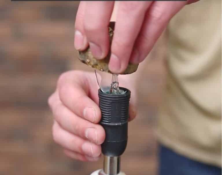 Nous retirons la base avec des pommes de terre.