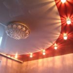 Lampes dans un plafond suspendu.