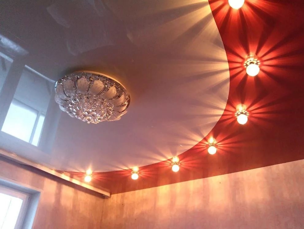 Lampes dans un plafond suspendu.