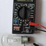 Test d'une lampe à incandescence.