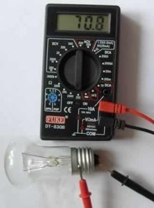 Test d'une lampe à incandescence.