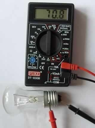 Test d'une lampe à incandescence.