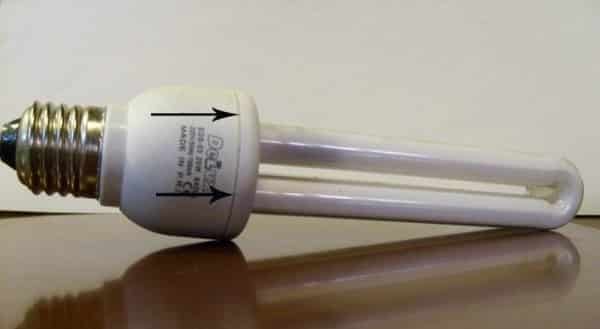 Test d'une lampe à économie d'énergie avec un multimètre.