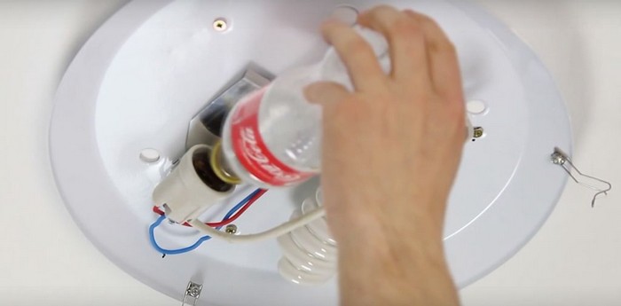 Nous retirons la base à l'aide d'une bouteille en plastique.