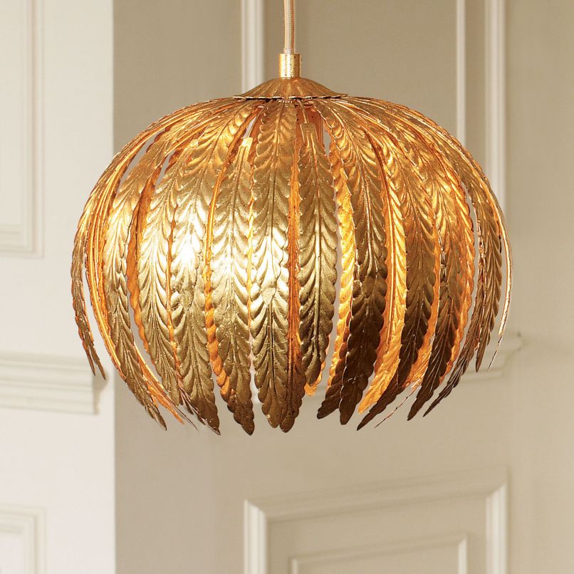 Lustre à décor de plumes.