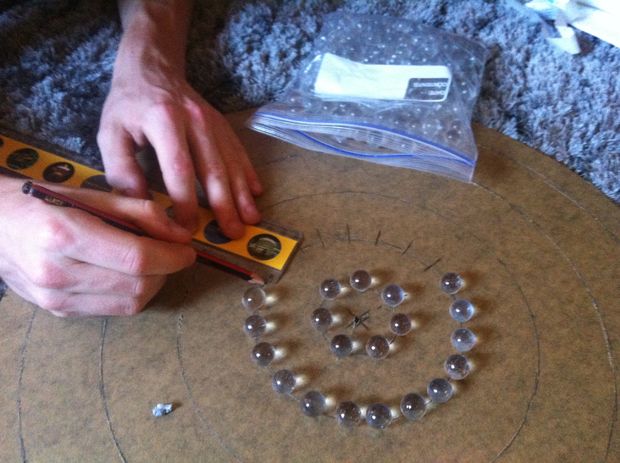 Nous attachons des boules LED.