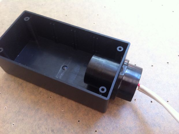 Un boitier qui transmettra la lumière d'une LED RGB vers une fibre optique.