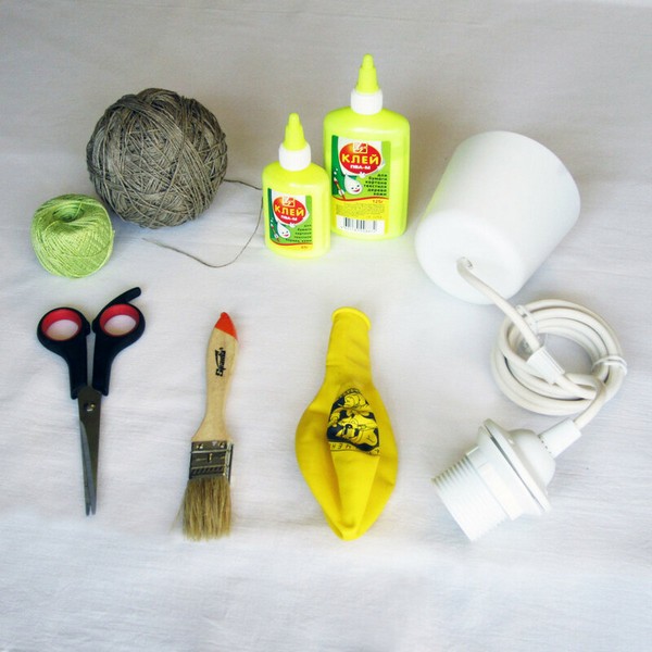 Ce qu'il faut pour créer un lustre à partir de fils.