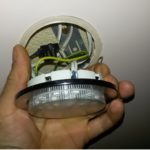 Dévissez la lampe du plafond suspendu.