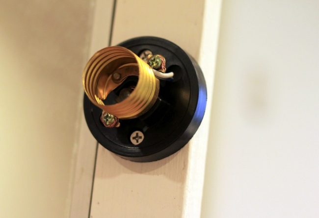 Nous fixons les cartouches au cadre.