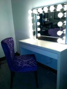 Miroir fini avec lumières.