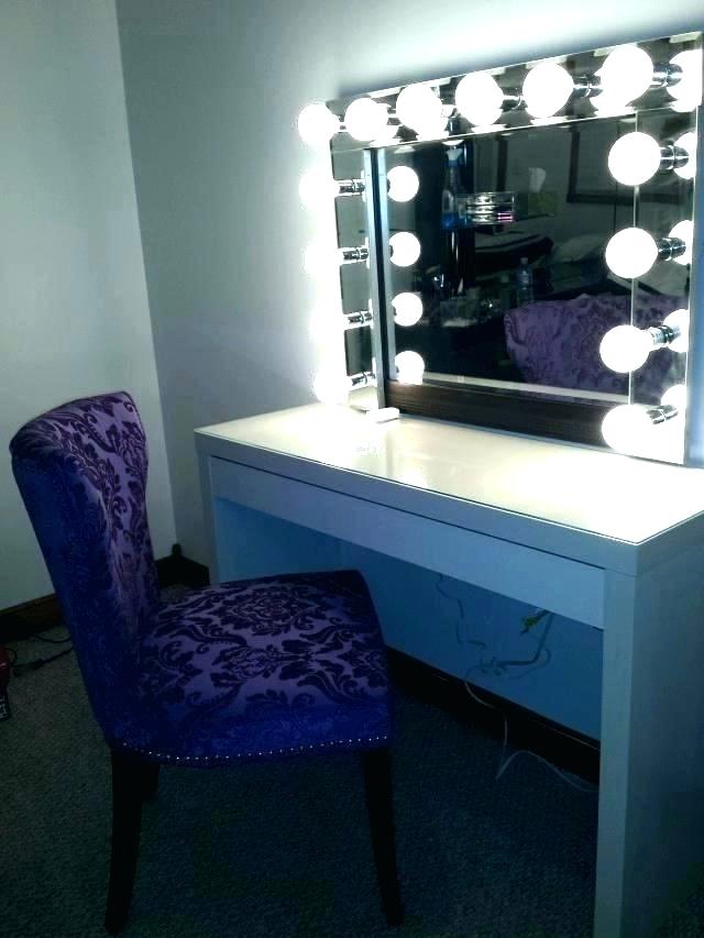 Miroir fini avec lumières.