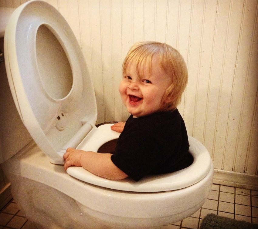 bébé aux toilettes