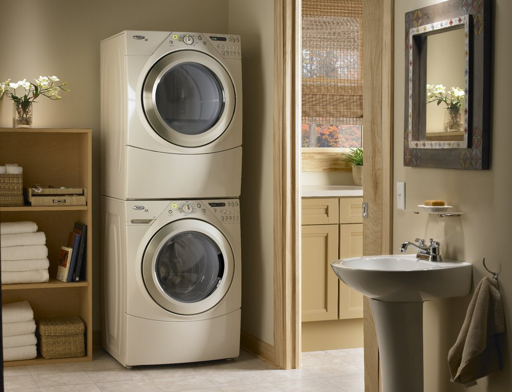 Est-il possible de mettre des objets lourds sur la machine à laver ?