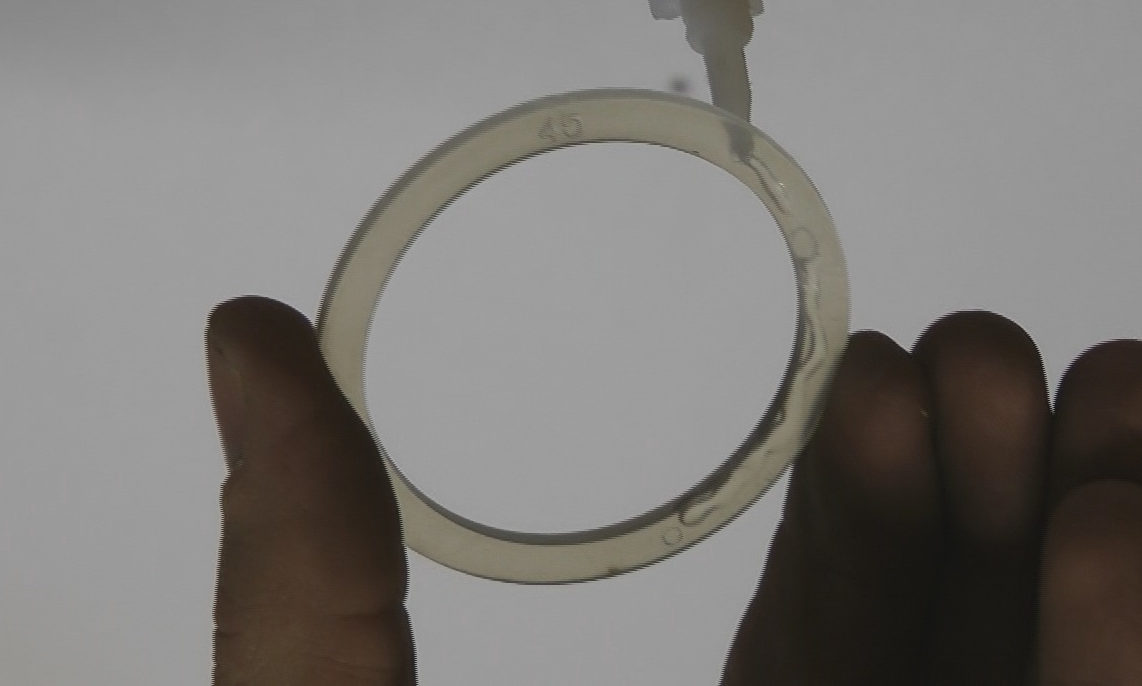 Enduire l'anneau thermique avec de la colle