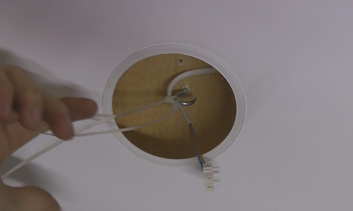 Fixation du câble sur un crochet supplémentaire avec colliers.