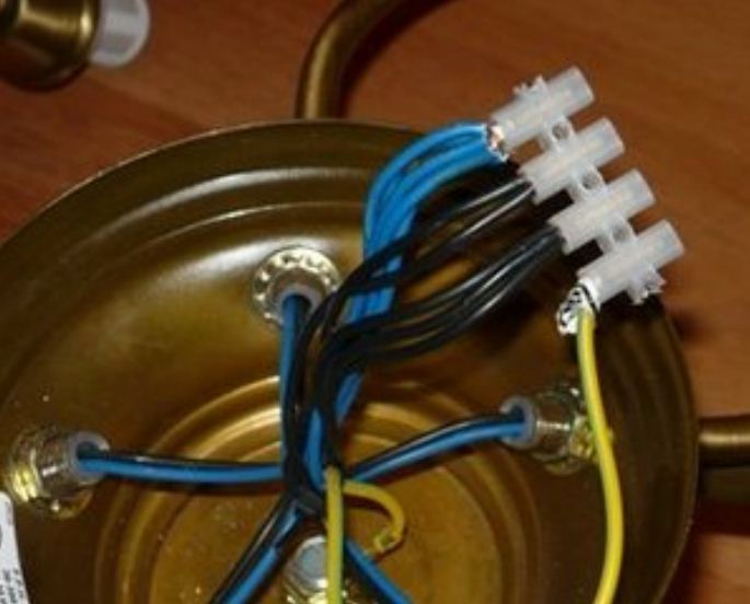 Câblage sur le lustre