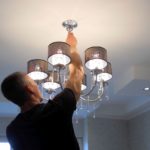 Comment accrocher un lustre au plafond