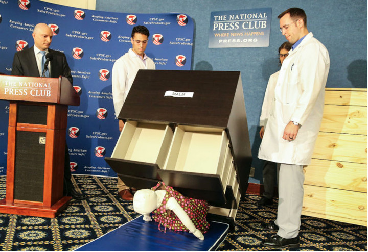 la commode est tombée sur l'enfant