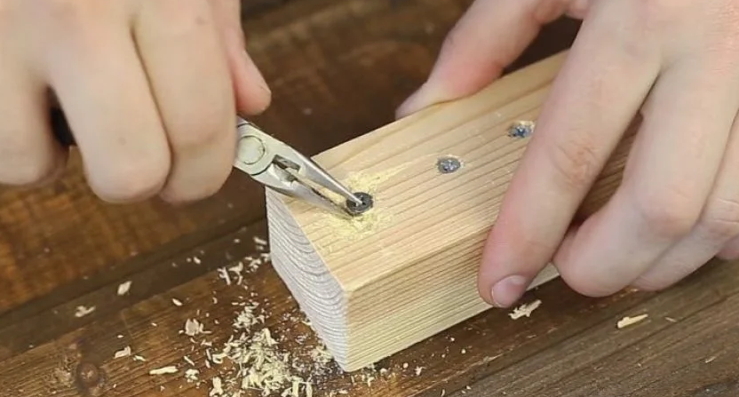 Dévisser la vis autotaraudeuse avec une pince