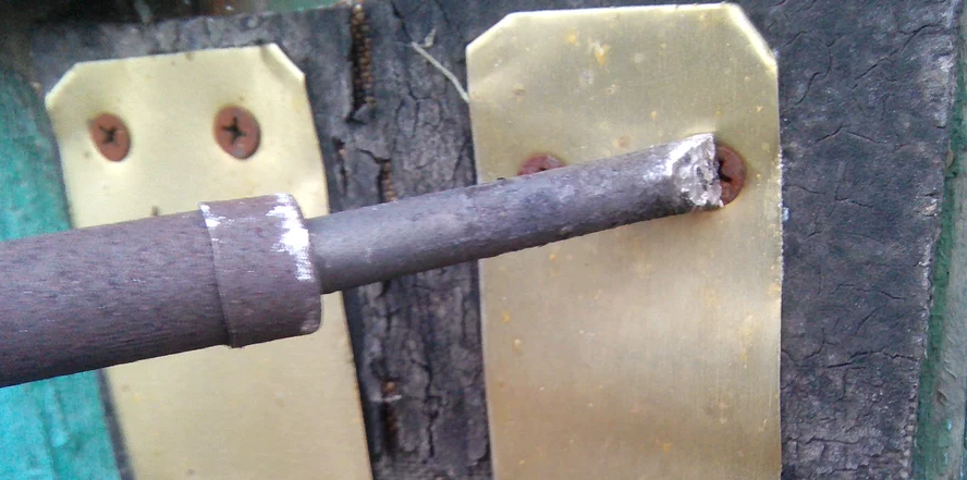 Réchauffer la vis avec un fer à souder